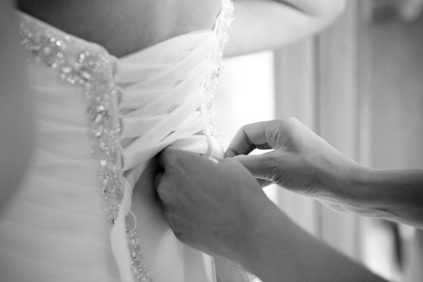 La préparation de la mariée en noir et blanc 2